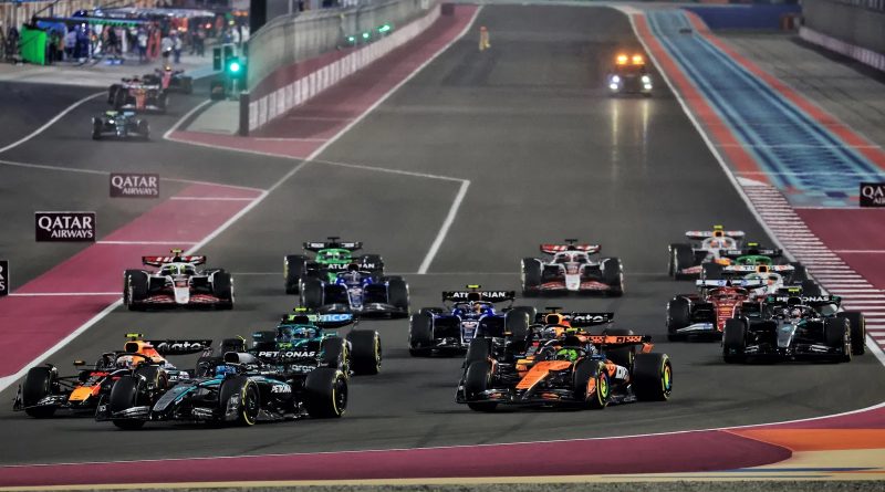 Départ du Grand Prix du Qatar sur le circuit de Lusail, les monoplaces s’élançant de nuit sous les projecteur