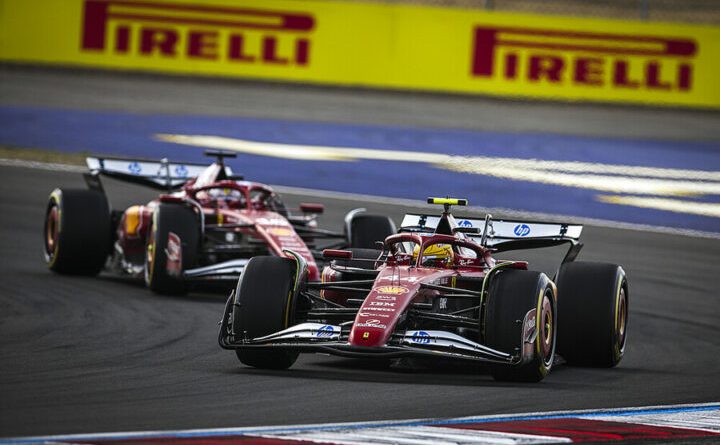 Lewis Hamilton devant Charles Leclerc