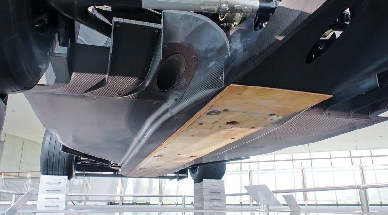 Gros plan sur le patin fixé sous une monoplace de F1, la pièce dont l’usure excessive a entraîné la disqualification des McLaren au Grand Prix de Las Vegas