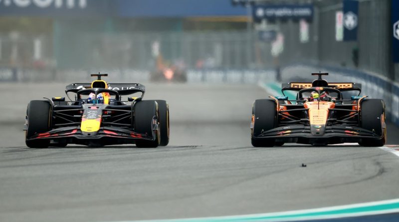 Max Verstappen en plein dépassement sur Oscar Piastri à Miami