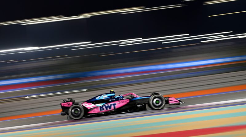 Alpine A525 en action à Abu Dhabi lors des EL2, illustrant les difficultés d'équilibre rencontrées par l’équipe.