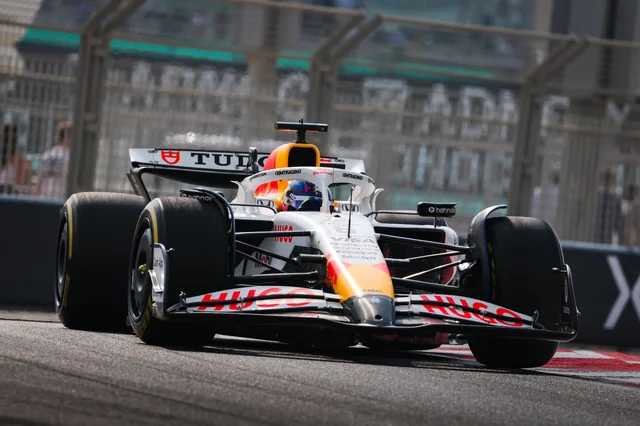 Isack Hadjar au volant de sa VARB-02 à Abu Dhabi