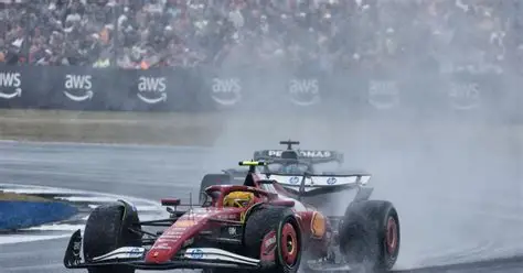 Lewis Hamilton au volant de sa Ferrari SF-25 sous la pluie de Silverstone