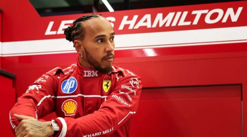 Lewis Hamilton devant le stand Ferrari en 2025