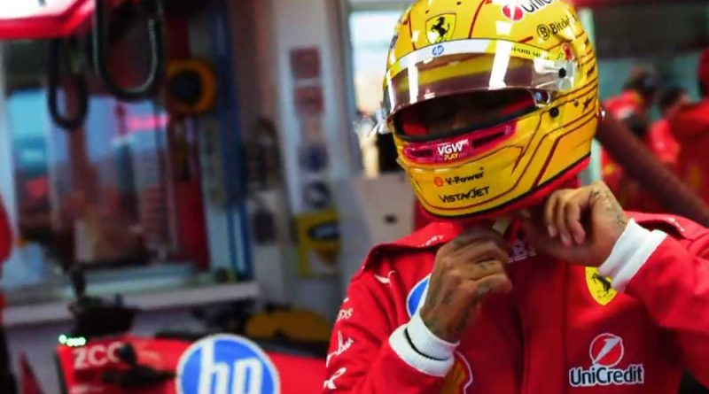 Lewis Hamilton casqué dans le stand Ferrari
