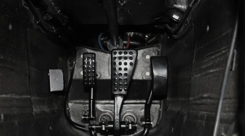 Le système de freinage révolutionnaire de McLaren en 1998 avec une troisième pédale.