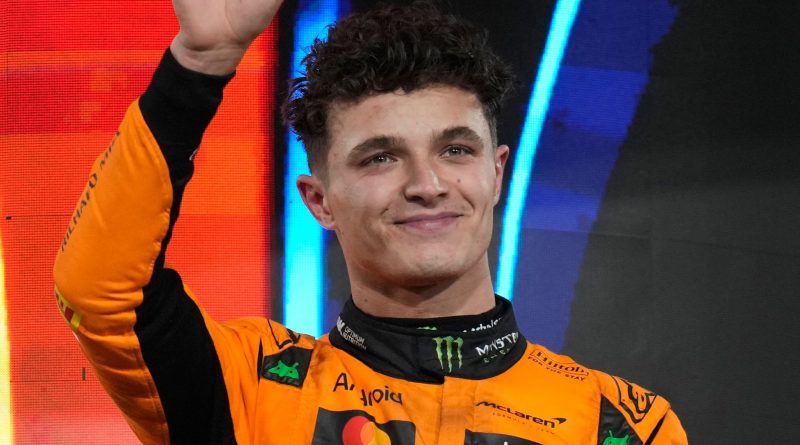Lando Norris, tout sourire, vient d'être sacré champion du monde de F1 2025