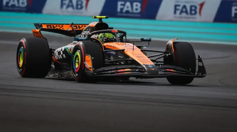Lando Norris en piste au volant de la McLaren MCL39 lors des EL2 du Grand Prix d’Abu Dhabi 2025 au circuit Yas Marina.