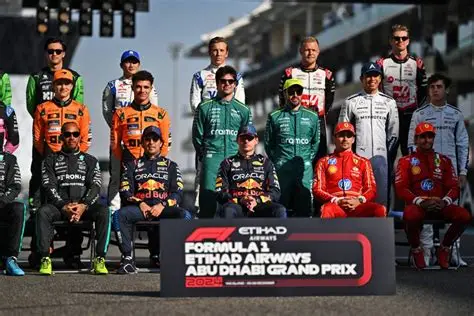 Les pilotes de F1 2025 pour la traditionnelle photo de groupe à Abu Dhabi
