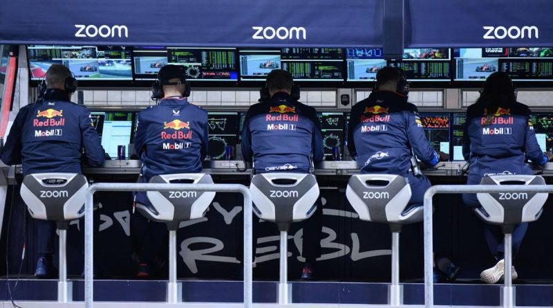 Le stand Red Bull en pleine décision stratégique