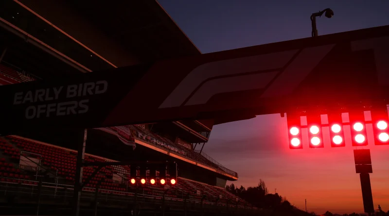 Grille de départ F1 2025 au crépuscule avant une nouvelle saison