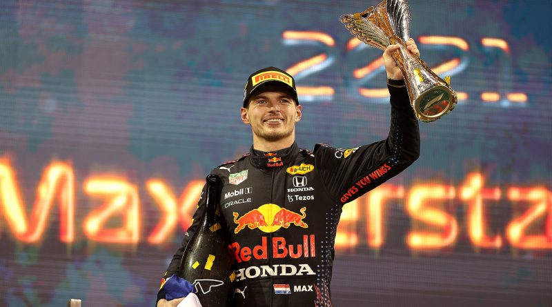 Max Verstappen avec le trophée du vainqueur.