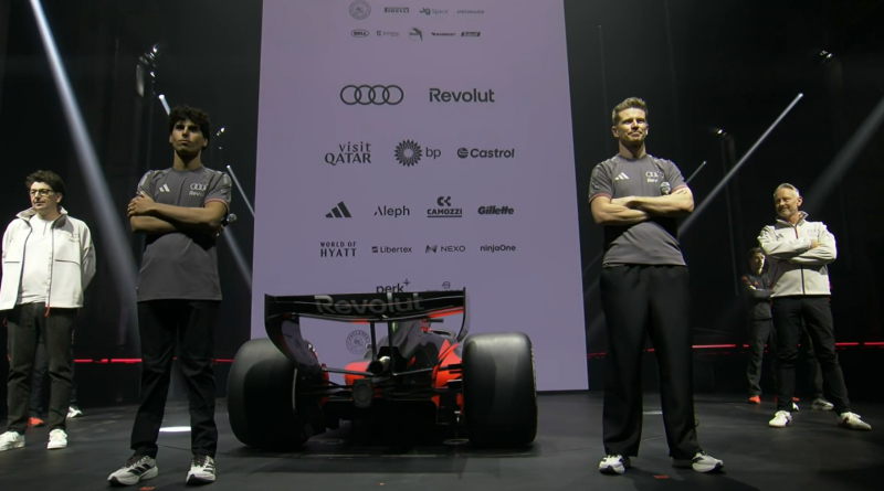 Nico Hülkenberg et Gabriel Bortoleto devant la nouvelle Audi F1 R-26