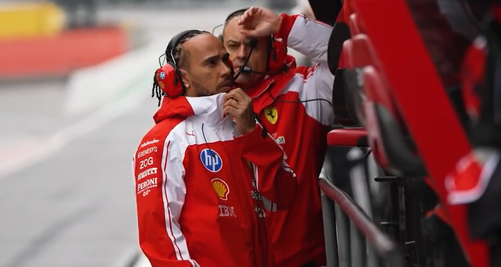 Lewis Hamilton avec le staff Ferrari lors des premiers essais à Barcelone