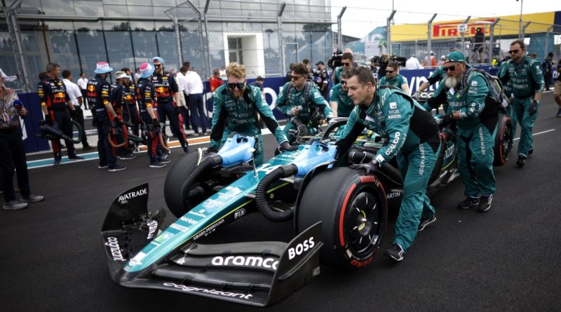 L'Aston Martin ramenée par ses mécaniciens à son stand