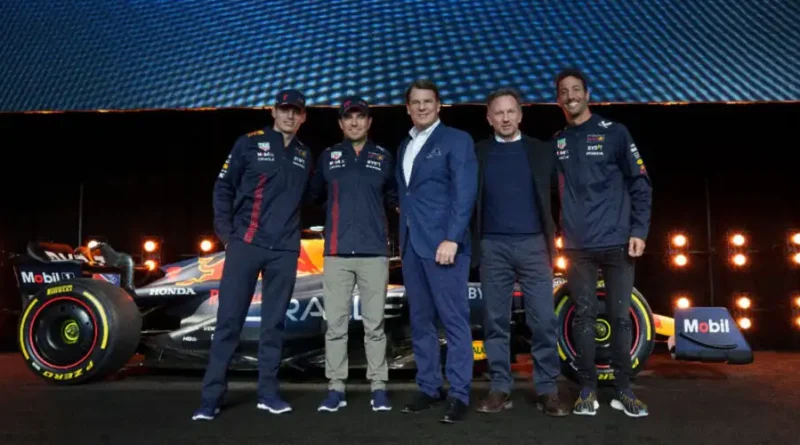 Le staff Red Bull devant la monoplace 2026 qui marque le partenariat avec Ford