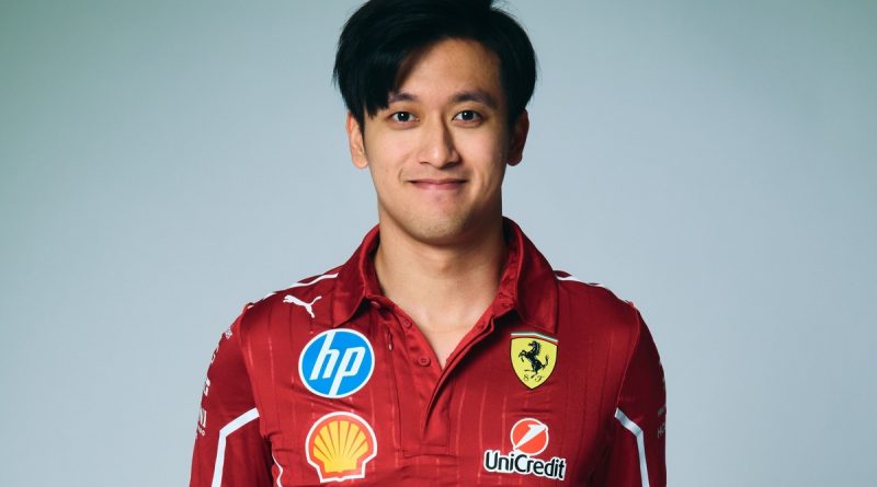 Guanyu Zhou en tenue Ferrari lors de sa période de pilote de développement, avant sa signature avec Cadillac pour la saison 2026 de Formule 1