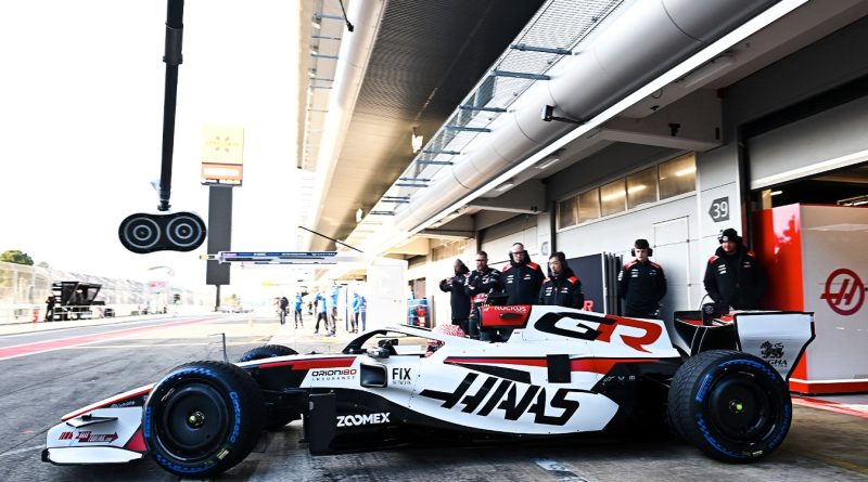 La Haas VF-26 qui sort des stands à Barcelone lors de la première journée d'essais