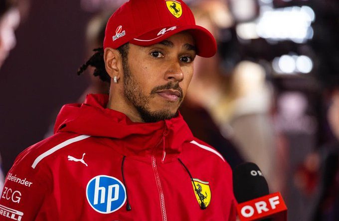 Lewis Hamilton dans le stand Ferrari