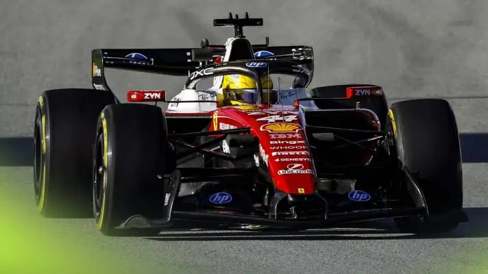 Lewis Hamilton au volant de sa Ferrari SF-26 à Barcelone