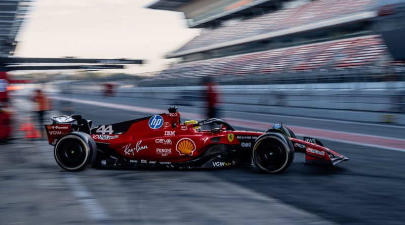 La Ferrari SF-26 de Lewis Hamilton sortant des stands de Barcelone lors des essais