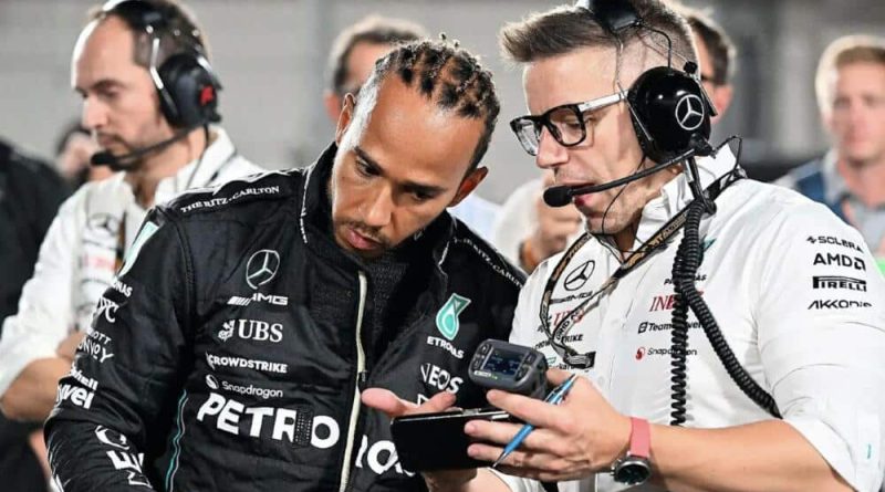 Lewis Hamilton en discussion avec son ingénieur Peter Bonnington en 2024 chez Mercedes