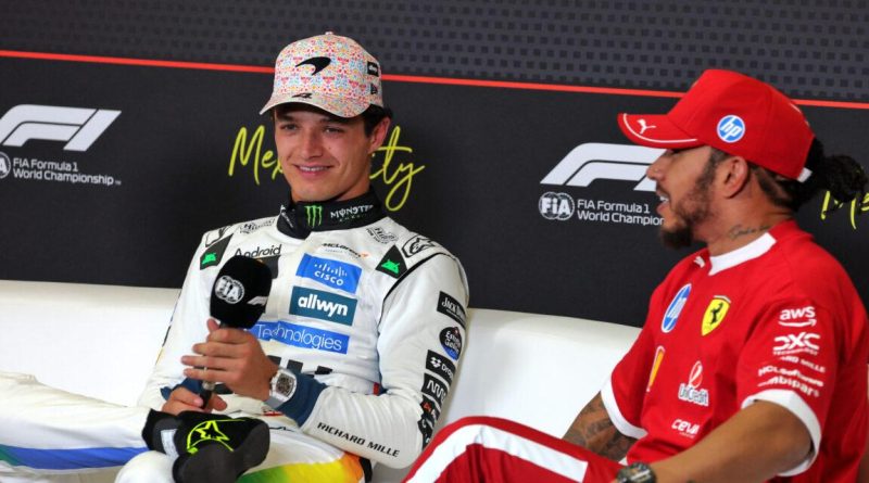 Lando Norris en discussion avec Lewis Hamilton en 2025