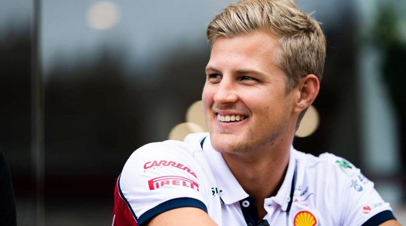 Marcus Ericsson en Formule 1, portrait du pilote suédois souriant en combinaison