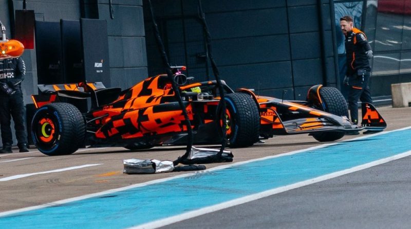 La McLaren MCL39 sortant des stand à Barcelone