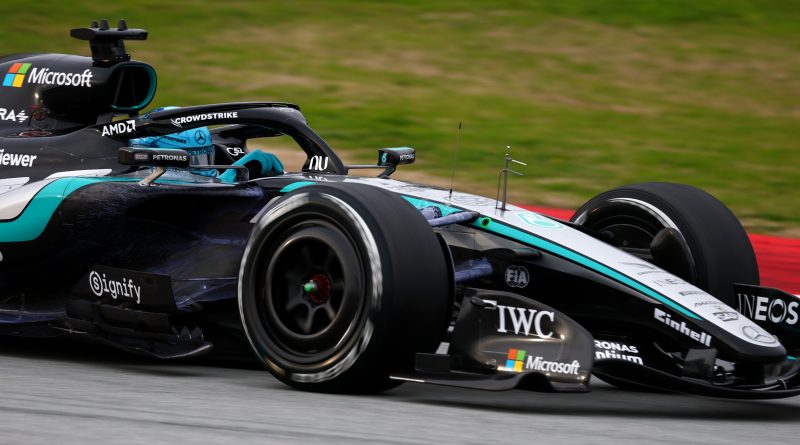 George Russell au volant de sa Mercedes W17 à Barcelone