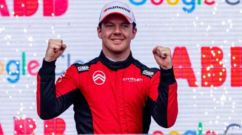Nick Cassidy célèbre sa victoire à l'E-Prix de Mexico en Formule E