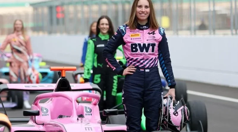 Nina Gademan aux côtés de sa monoplace en F1 Academy