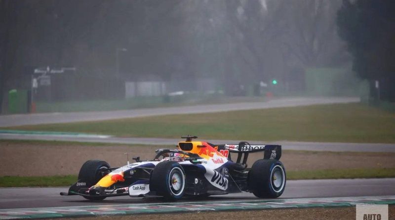 La Racing Bulls VCARB03 en piste à Imola pour ses premiers essais