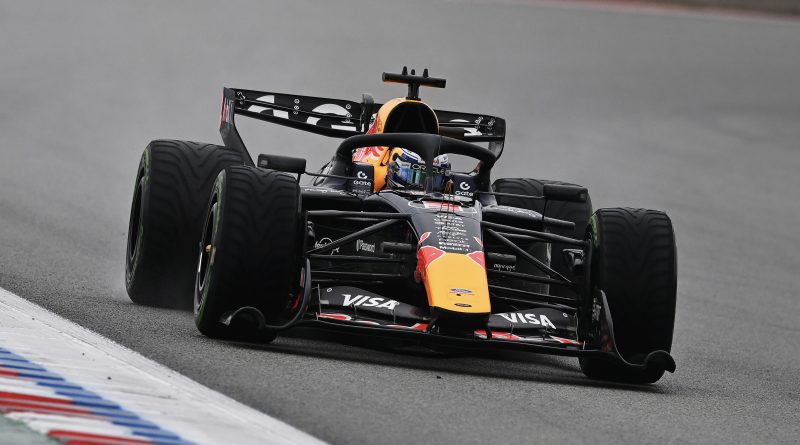 Max Verstappen au volant de sa Red Bull RB-22 à Barcelone