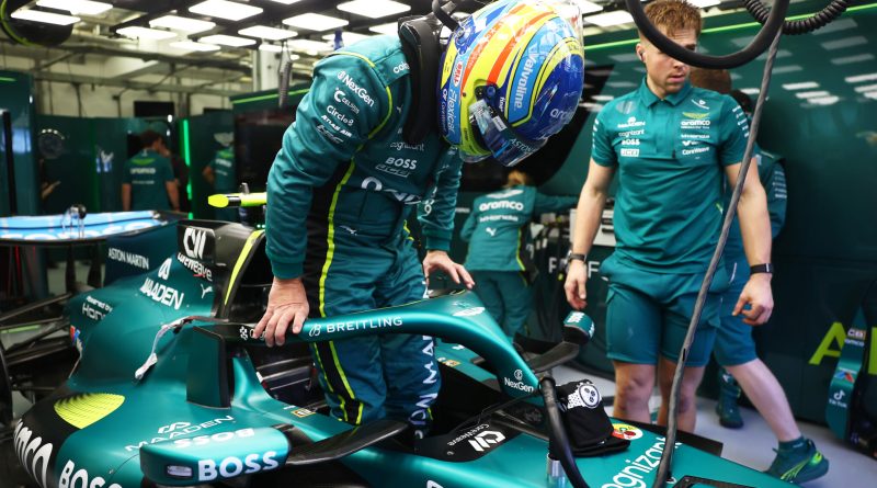 Fernando Alonso sort de son Aston Martin AMR26 lors des essais hivernaux de Formule 1 à Bahreïn en 2026