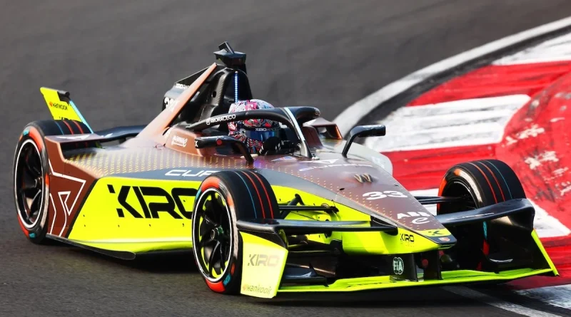 Dan Ticktum au volant de sa Formule E du team Cupra Kiro en piste à Djeddah