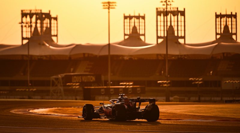 Une Alpine A526 en piste à Bahrein lors des essais hivernaux