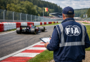 Inspecteur FIA vérifiant l’homologation Grade 1 d’un circuit de Formule 1