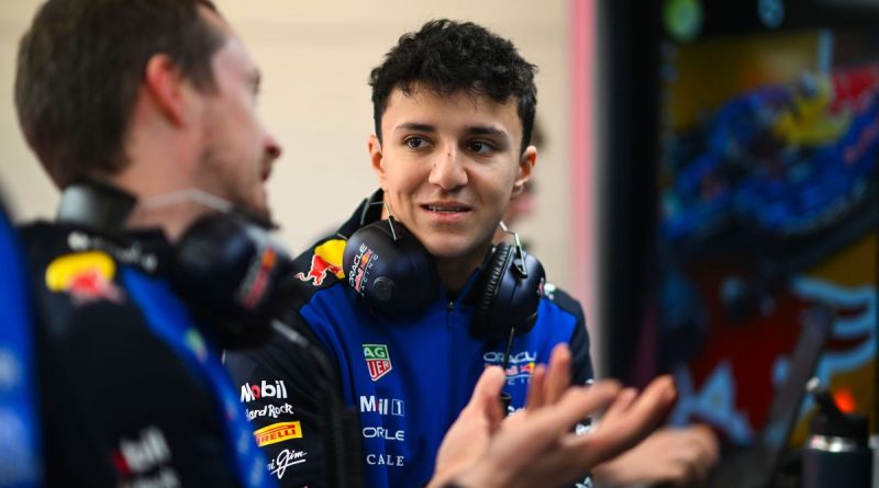 Isack Hadjar dans le stand Red Bull à Bahreïn en 2026