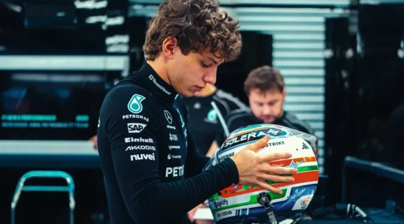 Kimi Antonelli avec son casque à Barcelone lors des essais d'intersaison 2026