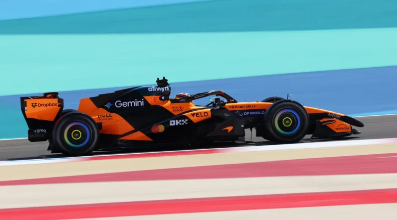 Lando Norris en piste sur sa McLaren MCL40 à Bahrein
