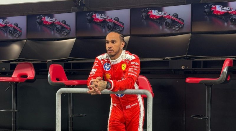 Lewis Hamilton sur le muret des stands à Bahreïn 2026