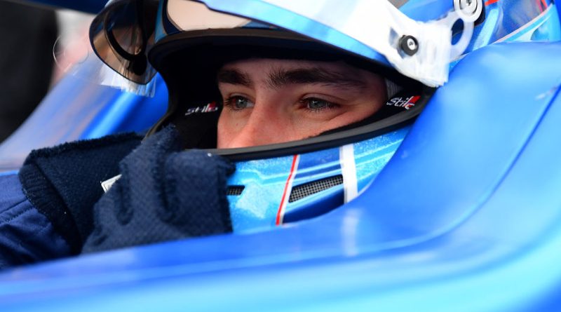 Luke Browning dans son baquet, casqué.