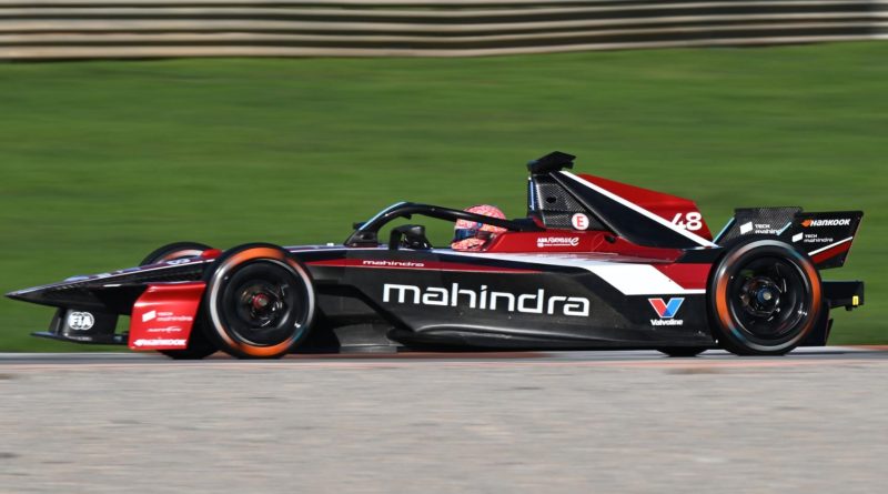 Edoardo Mortara, au volant de sa Formule E de Mahindra Racing en 2026 à Djeddah.