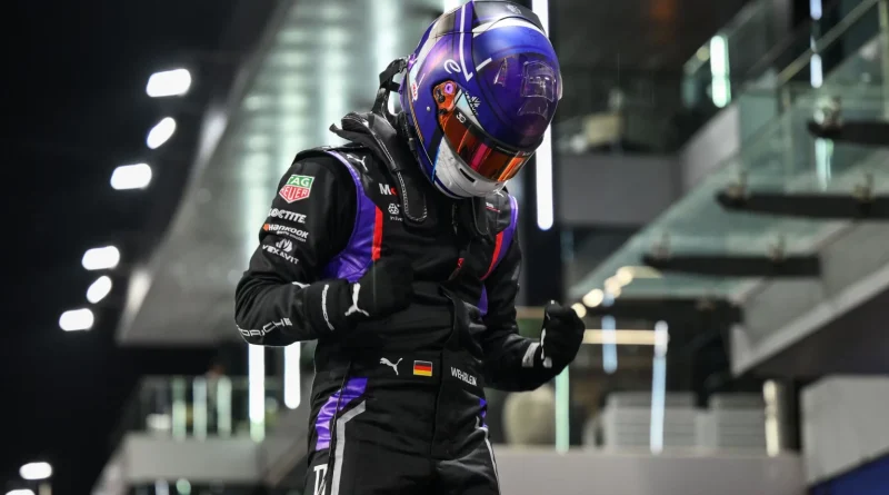 Pascal Wehrlein célèbre sa victoire lors de l’ePrix de Jeddah 2026