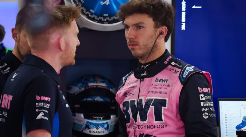 Pierre Gasly en discussion dans son stand à Bahrein en 2026