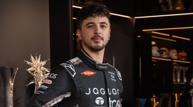 Le Youtubeur TheBurntChip dans le garage Jaguar pour les EVO Sessions