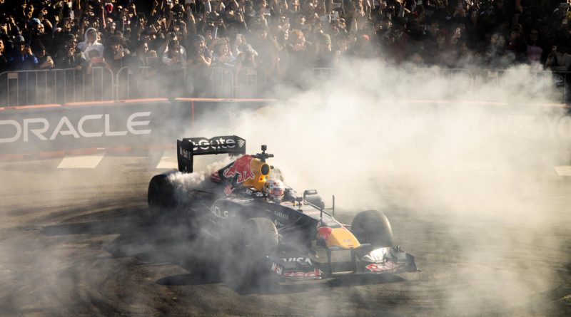 Yuki Tsunoda dans la Red Bull RB7 en feu