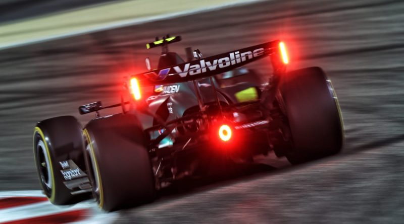 Aston Martin F1 2026 vue arrière avec lumière clignotante activée