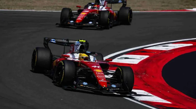 Lewis Hamilton devant Charles Leclerc avec Ferrari en F1 2026
